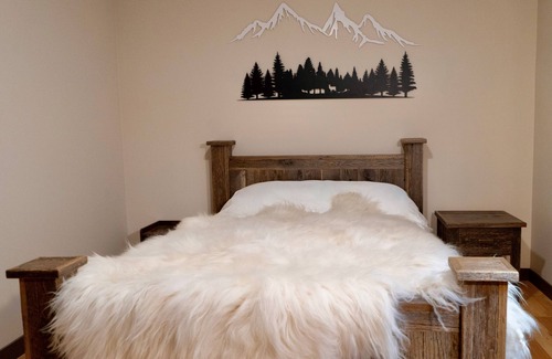 Canmore Bed & Breakfast | Romantic Luxury Retreat w/PRIVATE Sauna & Spa: Steam Shower, Ofuro, FP, pets ok!