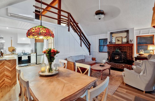 Front Royal Cabin | Romantic Mountain Cabin w/views 90 min from DC