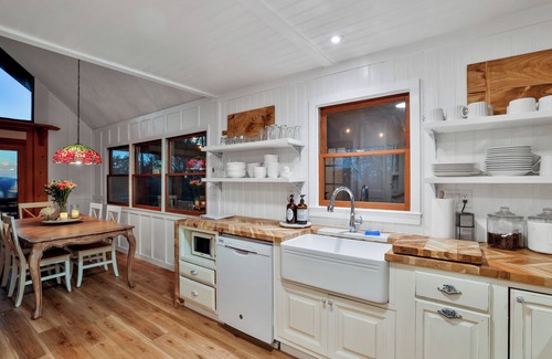 Front Royal Cabin | Romantic Mountain Cabin w/views 90 min from DC