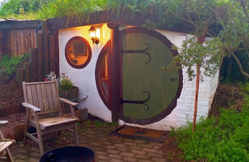 Pukemoremore Ski Chalet | Romantic night in a 'Hole in the Ground'