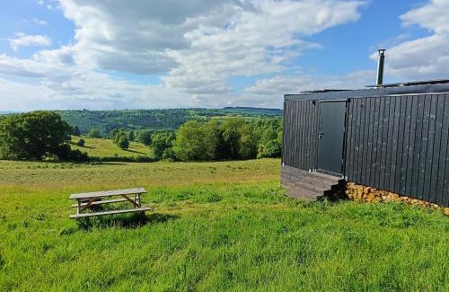 Dowdeswell Apartment | Romantic Off-Grid Cabin Views of Cotswolds