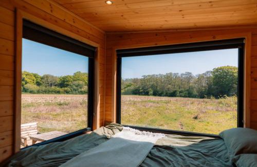 Upper Dicker Apartment | Romantic Offgrid Tiny Home Ft Beachy Head Hike