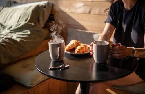 Upper Dicker Apartment | Romantic Offgrid Tiny Home Ft Beachy Head Hike