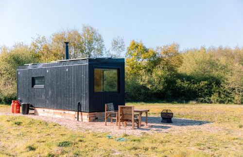 Upper Dicker Apartment | Romantic Offgrid Tiny Home Ft Beachy Head Hike