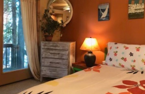 South Hero Cottage | Romantic, peaceful lake facing one bedroom cottage, dog friendly with sauna.