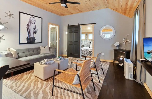 Pocono Pines House | Romantic Pet-Friendly Bungalow Escape
