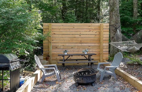 Pocono Pines House | Romantic Pet-Friendly Bungalow Escape