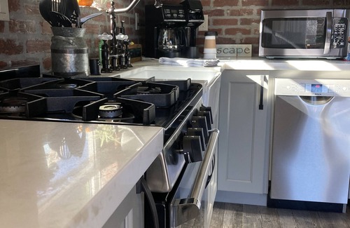 California Wine Country House | Romantic Private Getaway! Hot tub, Fireplace and Views!