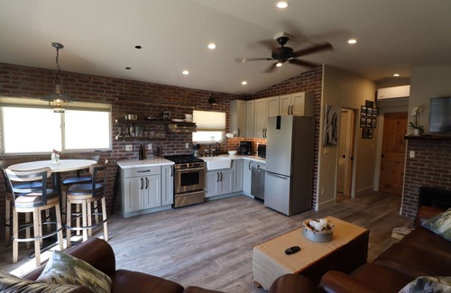 California Wine Country House | Romantic Private Getaway! Hot tub, Fireplace and Views!