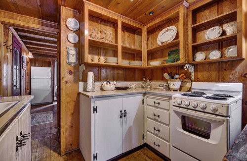 Highlands House | Romantic, Private, Restored,Stone gas fireplace,Glass heated porch,Firepit