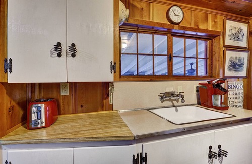 Highlands House | Romantic, Private, Restored,Stone gas fireplace,Glass heated porch,Firepit