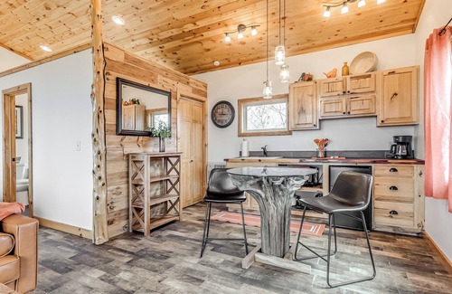 Longtown Cabin | Romantic Rustic Getaway! Elevated Treehouse w/Jacuzzi Tub. Rest, Relax, Repeat!