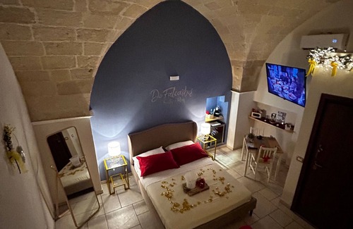 Centro Storico Bed & Breakfast | Romantic Spa Suite with Jacuzzi – Historic Pulsano Escape
