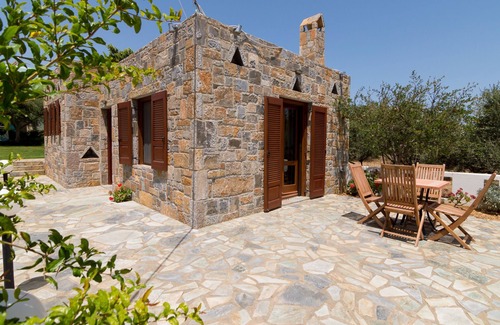 Skotino Apartment | Romantic Stone Studio Close To The Beach