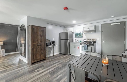 Rock Spring Apartment | Romantic Studio Retreat - King Bed, Fireplace, Close to Chattanooga