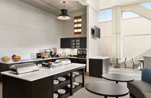 Spruce Hill Hotel | Romantic Suites with Free Breakfast, 3 Miles from Philly Center, Near UPenn!