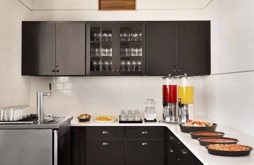 Spruce Hill Hotel | Romantic Suites with Free Breakfast, 3 Miles from Philly Center, Near UPenn!