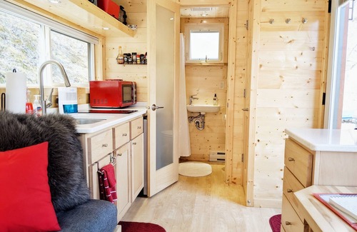 Topton House | Romantic Tiny Home Cabin w/HotTub + Fire Pit, doorstep to adventures and romance