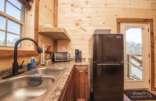Sevierville Cabin | ⛰Romantic Tiny Home - Wi-Fi & Hot Tub & Fire Pit