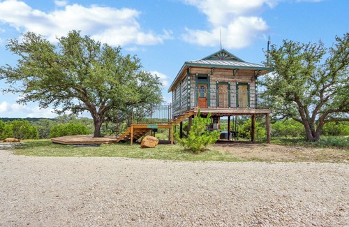Lampasas Cabin | Romantic Treehouse Near Lake Buchanan