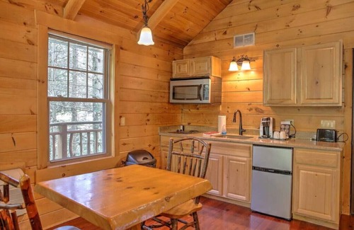 Millersburg Cabin | Romantic Treehouse Getaway with Treetop Views