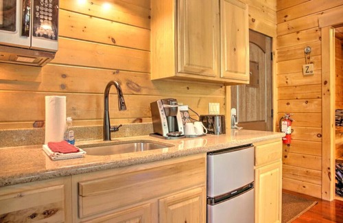 Millersburg Cabin | Romantic Treehouse Getaway with Treetop Views