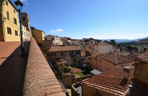 Montescudaio Villa | Romantic Tuscan villa with comfort, 3 double rooms, air conditioning, wifi, pool, sea, flush