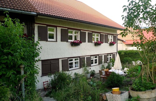 Stiefenhofen Apartment | Romantic vacation apartment with farmhouse parlor and tiled stove in the Allgäu