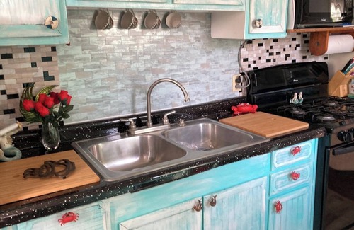 Westler Lake Cottage | Romantic vintage. 2-bedroom cottage with WiFi, AC in tranquil Wolcottville