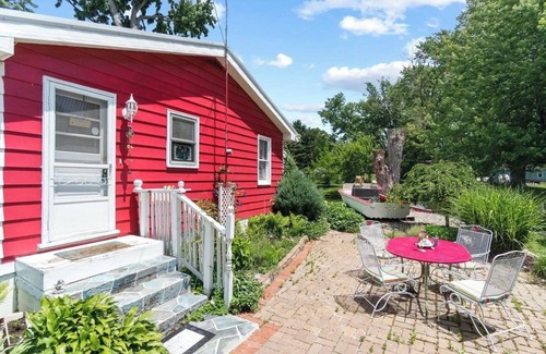 Westler Lake Cottage | Romantic vintage. 2-bedroom cottage with WiFi, AC in tranquil Wolcottville