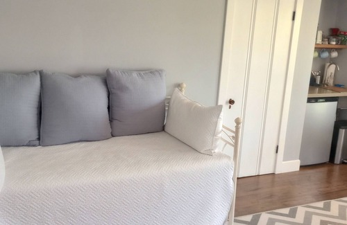 Cloverdale Cottage | Romantic wine country getaway, close to fine dining/wineries.