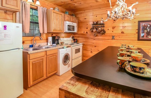 Sevierville Cabin | Romantic Wooded Cabin,1 BDR/1.5 BATH, Hot Tub, Wi-Fi, Close to All