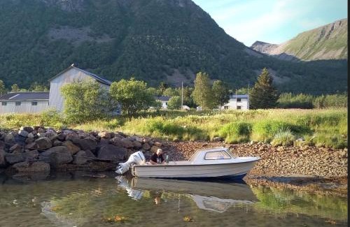 Torsken Apartment | Romslig ferieleilighet nær sjøen Medby Senja