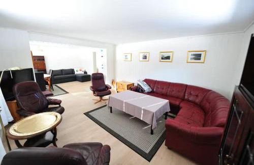 Torsken Apartment | Romslig ferieleilighet nær sjøen Medby Senja