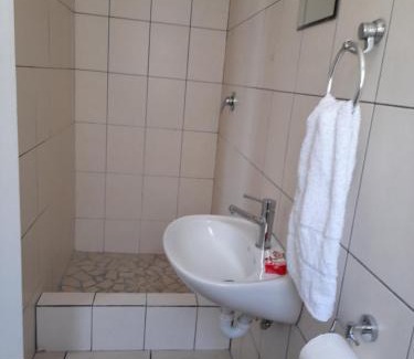 Cape Town Apartment | Rondebosch East STRICTLY HALAAL bachelor cottage