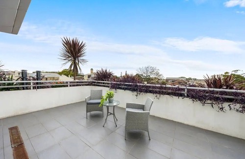 Newtown Apartment | Rooftop 2 Bed Apt With Terrace at Newtown | MHS