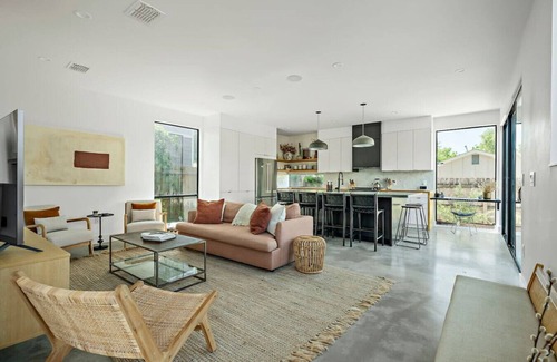 Holly House | Rooftop Deck, DT City Views, Modern Eastside Oasis