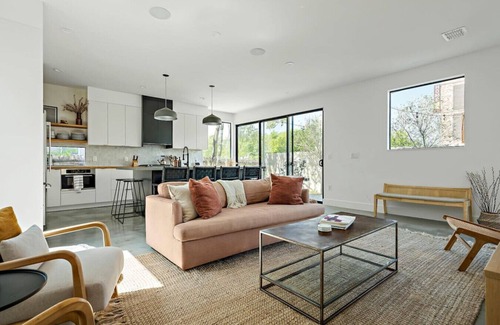 Holly House | Rooftop Deck, DT City Views, Modern Eastside Oasis