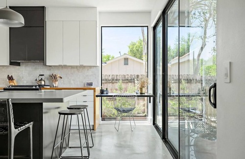 Holly House | Rooftop Deck, DT City Views, Modern Eastside Oasis