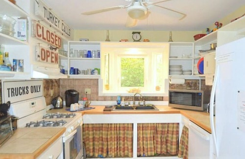 Sleepy Hollow House | Rooftop deck, view, hot tub, pets, wifi, EV charger, lake access, fire pit