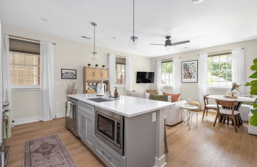 Wesley Heights House | Rooftop + Fire-pit + Peloton - Near Uptown