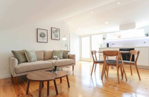 Principe Real Apartment | Rooftop Flat With Terrace & Amazing Sunset Views!