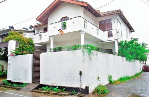 Mount Lavinia Villa | Rooftop Garden - 3 Bedrooms - Parking - 10minBeach