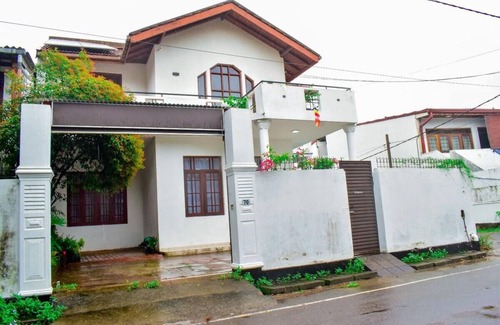 Mount Lavinia Villa | Rooftop Garden - 3 Bedrooms - Parking - 10minBeach