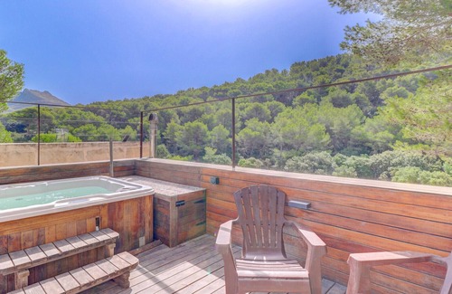 Cala San Vicente Ski Chalet | Rooftop Jacuzzi, walking distance to the beach