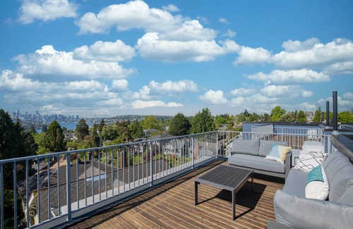 Wallingford House | Rooftop Patio with Waterview, Private Garden & Grill 3BR 3BA