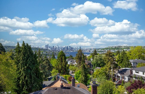 Wallingford House | Rooftop Patio with Waterview, Private Garden & Grill 3BR 3BA