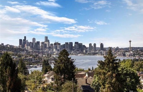 Wallingford House | Rooftop Patio with Waterview, Private Garden & Grill 3BR 3BA