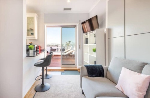 Falca Apartment | Rooftop Pied-à-terre private Sauna & Jacuzzi by BentoBox.