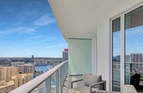 Hollywood South Central Beach Apartment | Rooftop Pool Oceanview Balcony & Beachfront Resort